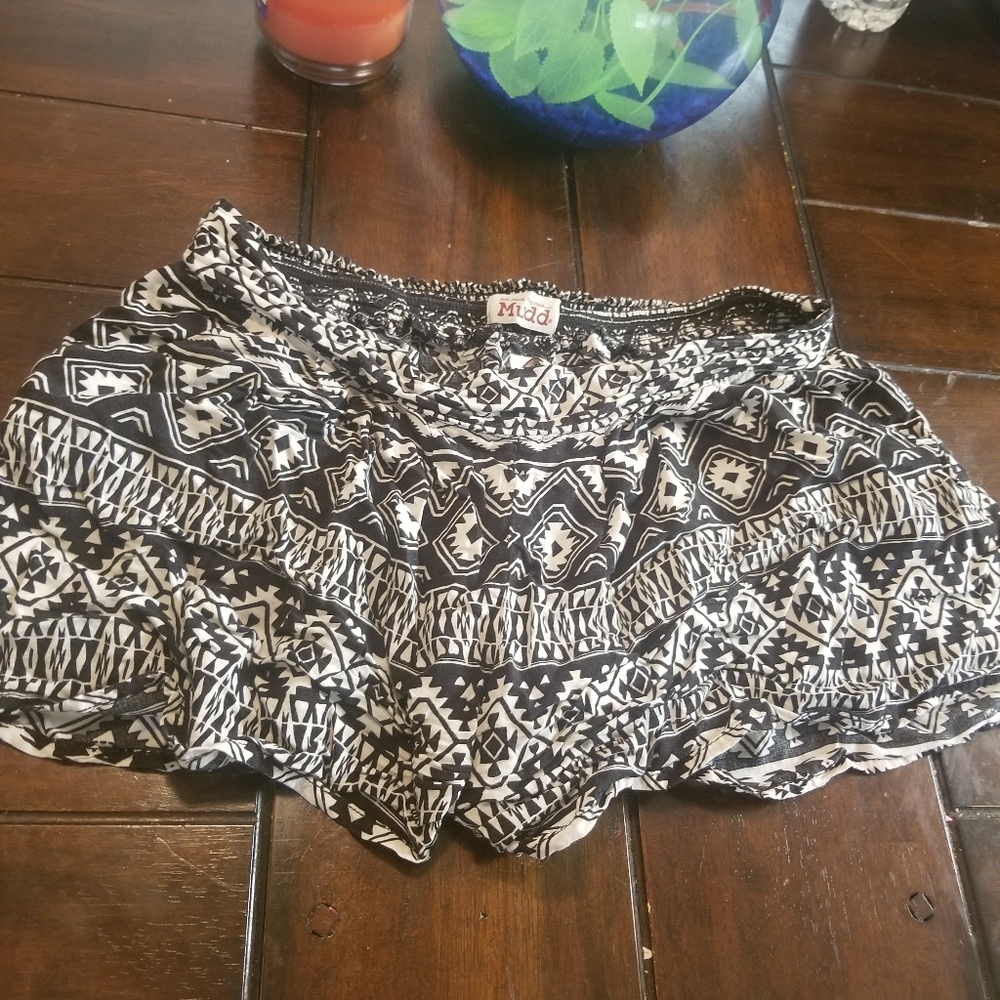 🌻Black and white shorts🌻